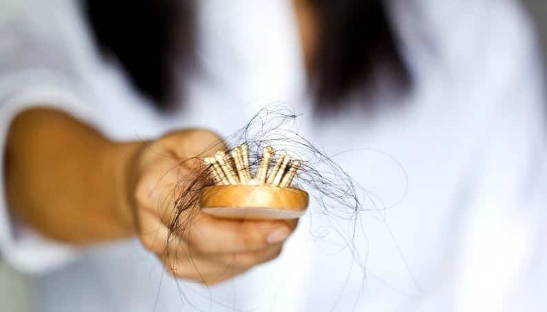 Haartransplantation bei Frauen Kamm Haare
